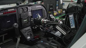 PIBOT es el primer robot humanoide capaz de pilotar un avión mediante IA: ¿Te subirías?