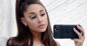 Ariana Grande posa con una blusa corta de encaje y pantalón de mezclilla en su look más coqueto