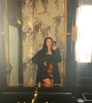 Kourtney Kardashian se olvida de su estricta dieta y aviva rumores de embarazo