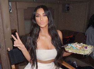 Kim Kardashian impacta publicando una foto de sus dientes y los tildaron de “asquerosos”