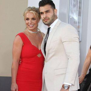 Novio de Britney Spears defiende sus publicaciones en Instagram