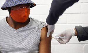 La carrera contra el tiempo por vacunas contra el covid-19: las prueban en seis continentes