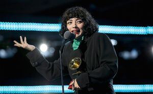 VIDEO. Mon Laferte alza la voz y se desnuda en plena alfombra roja de los Latin Grammy