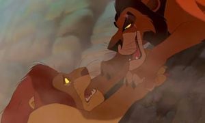 Gato tira a su enemigo del tejado y recrea escena de 'El Rey León'