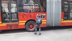 En medio de marchas de estudiantes, atacan buses de TransMilenio y la sede de RCN