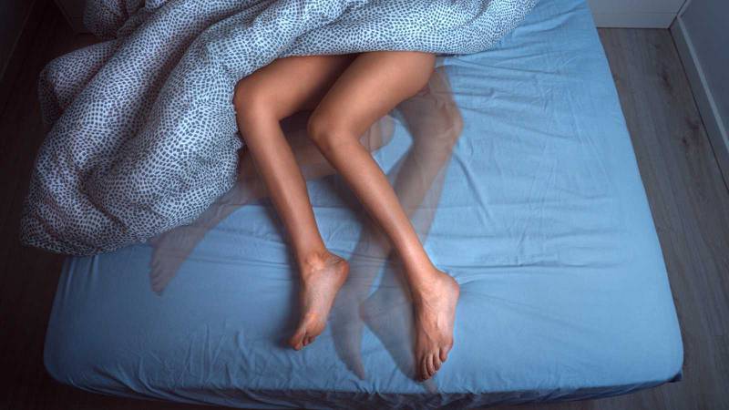 Especialista asegura que el síndrome de piernas inquietas indice mayormente en las mujeres.