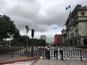 SAAS impide a niños que iban con una antorcha ingresar a la Plaza de la Constitución