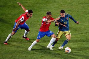 Chile complicó su inicio en las clasificatorias y Colombia le empató sobre la hora en el Nacional