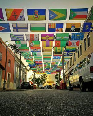 Coamo se engalana con las 78 banderas de Puerto Rico