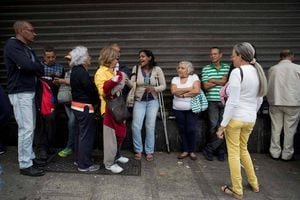 Las largas filas en Venezuela para comprar con el sancionado petro