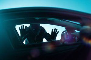 Mujer víctima de ‘carjacking’ mientras esperaba cambio de luz en Toa Baja