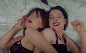 Dakota Johnson causa furor com cena lésbica em seu novo filme