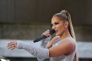 Jennifer Lopez mostró de más con su escote