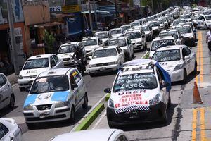 Taxistas se movilizan en rechazo a la operación de Uber en el país