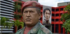 Destruyen estatua de Hugo Chávez en medio de protestas contra Maduro