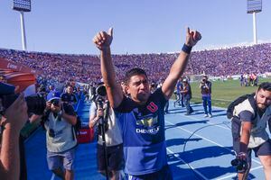 Un emocionado David Pizarro recibió homenaje de la U en su último partido en el Nacional