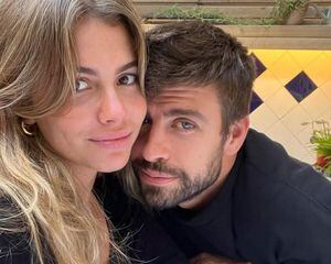 Piqué y Clara Chía posan románticos y desatan lluvia de memes: "Más vieja que Shakira"