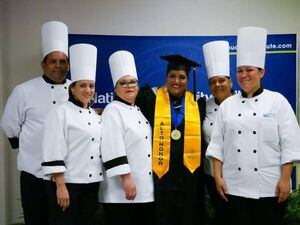 Noelian Ortiz cumple sueño de graduarse de repostería y panadería