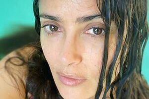 Salma Hayek vuelve presumir su piel de 'veinteañera' sin maquillaje, a sus 53 años