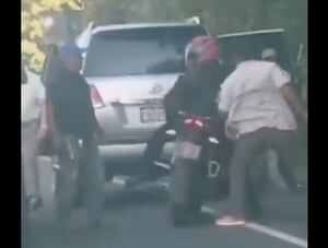 Cinco sujetos armados se bajan de sus vehículos para golpear a motorista