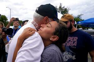 Familias que sufrieron derrumbe de edificio en Miami se unen para darse consuelo