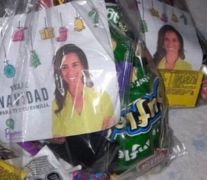 Denuncian a diputada Paulina Núñez de regalar bolsa de dulces con su cara