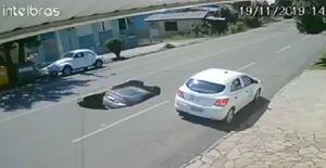 Vídeo: cratera na rua engole carro