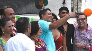 A funcionario público le costó el puesto tomarse una selfie con la 'Madame'