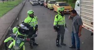 VIDEO: policías arremeten contra conductor y pasajero en el norte de Bogotá