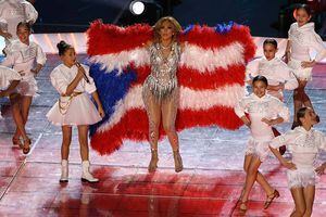 JLo rinde tributo a la bandera puertorriqueña