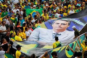 Bolsonaro e hijo son cuestionados por pagos sospechosos