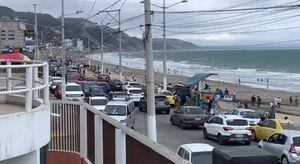 Más de 400 personas en playa de Crucita fueron desalojadas