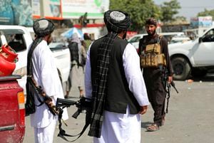Talibanes ya aplican su justicia: Así castigaron a un hombre que habría robado un auto