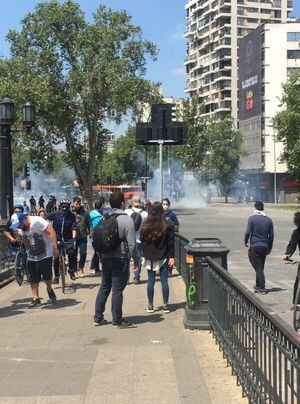 Incidentes en el centro de Santiago: Carabineros comienza a lanzar lacrimógenas a manifestación pacífica en Plaza Italia
