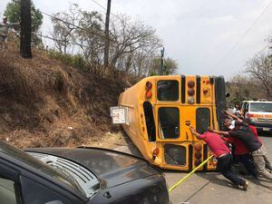 Bus escolar vuelca y deja al menos 25 estudiantes lesionados