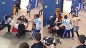 ¡Indignante! Hinchas argentinos patearon a fanático croata