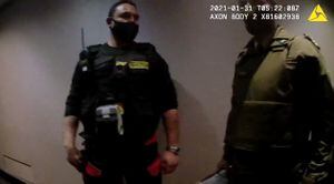 Joaquín Lavín difunde videos de detención de Camila Gallardo en fiesta clandestina
