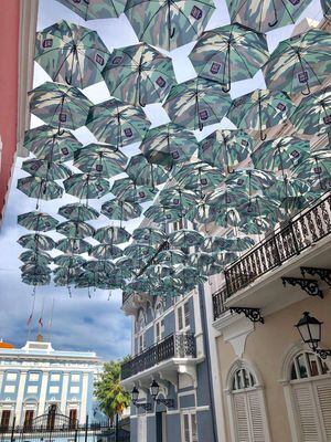 Las sombrillas de la calle Fortaleza ahora lucen un estampado de camuflaje