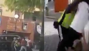Captan agresión a un agente de tránsito en Quito; la AMT investiga los hechos