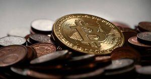 Bitcoin despenca 12% em dois dias após bater recorde de alta no fim de semana