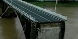 VIDEO: Un puente se desploma mientras los autos lo están transitando
