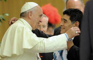 El papa Francisco dice que Maradona era un poeta en el campo pero un hombre frágil