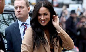 Meghan Markle da un toque ostentoso a su look con un reloj y pulsera Cartier de oro