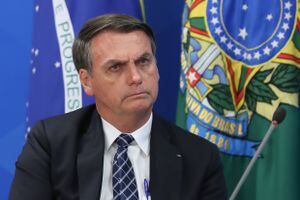 Bolsonaro assina lei da antecipação da 1.ª parcela do 13.º de aposentados