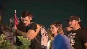 Emotivo abrazo a policías para celebrar la renuncia de Rosselló