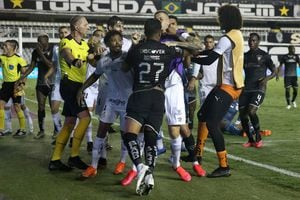 Batalla campal entre Santos y LDU marcó la jornada de la Copa Libertadores