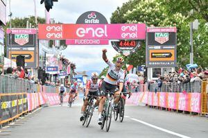 ¡Fernando Gaviria nos puso a vibrar! Así finalizó la clasificación de la etapa 2 del Giro de Italia 2019