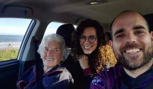 Pareja de puertorriqueños "adopta" a una mujer de 91 años en Nueva Zelanda en medio de la pandemia