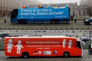 "Bus de la libertad" versus "bus de la diversidad": así fue el esperado cara a cara en Santiago