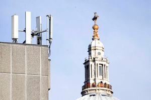 Atacan torres 5G en Europa alegando falsa relación con el coronavirus